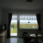 Nad Jeziorem Lebsko Apartamento *